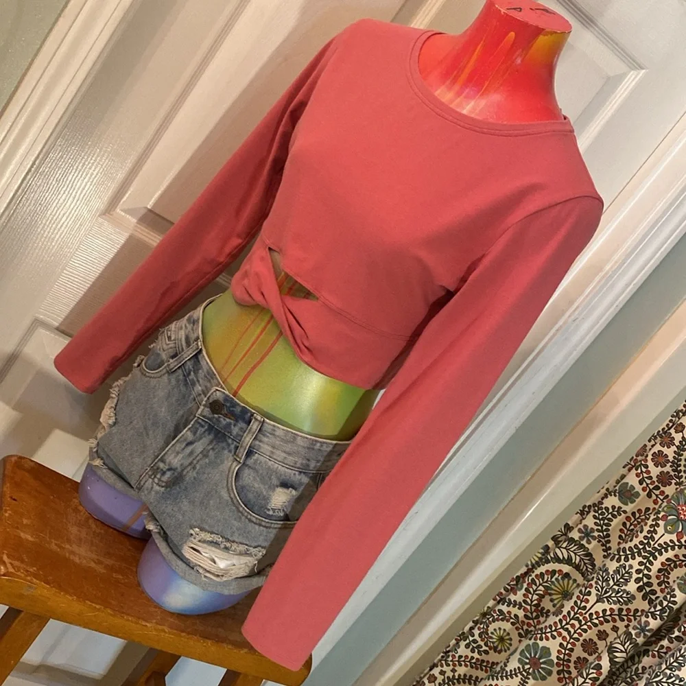 Victoria's Secret Sport Rosy Pink Long Sleeve Crop Blouse - Picture 4 of 12